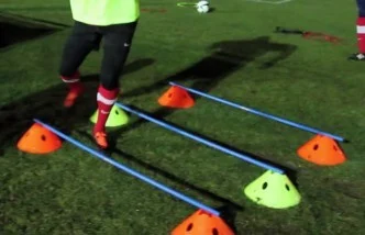 Jeu de haies avec 10 piquets entre 2 chapeaux haut de forme 10x2.