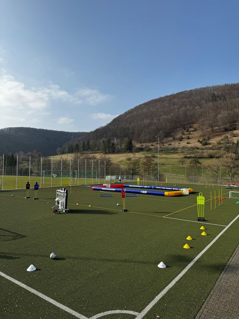 Opblaasbaar voetbalveld 15m x 10m voor 2 doeltjes