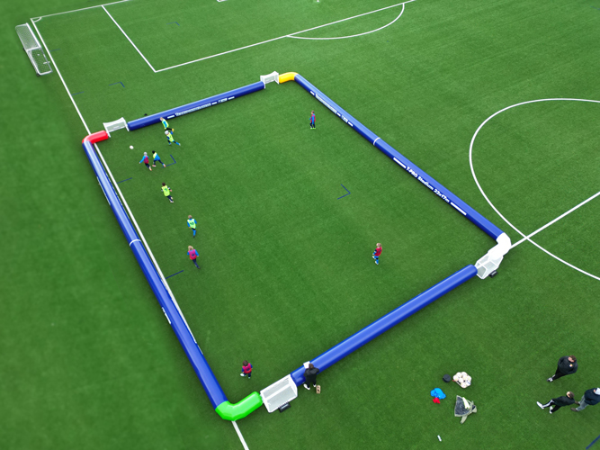 Terrain de football gonflable 22m x 17m pour 4 buts