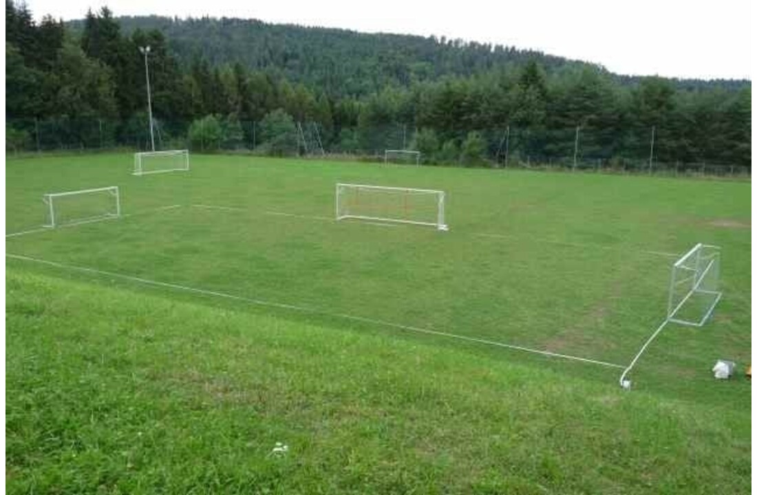 Marquage de terrain de jeu flexible à 150 mètres: marquage de terrain de jeu élastique sur bobine, 150 mètres avec piquets