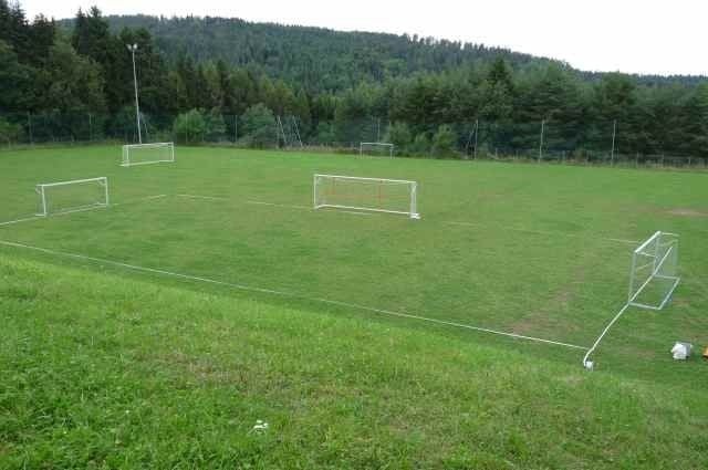 Flexibele Speelveldmarkering 150 meter: elastische speelveldmarekering op haspel, 150 meter inclusief haringen