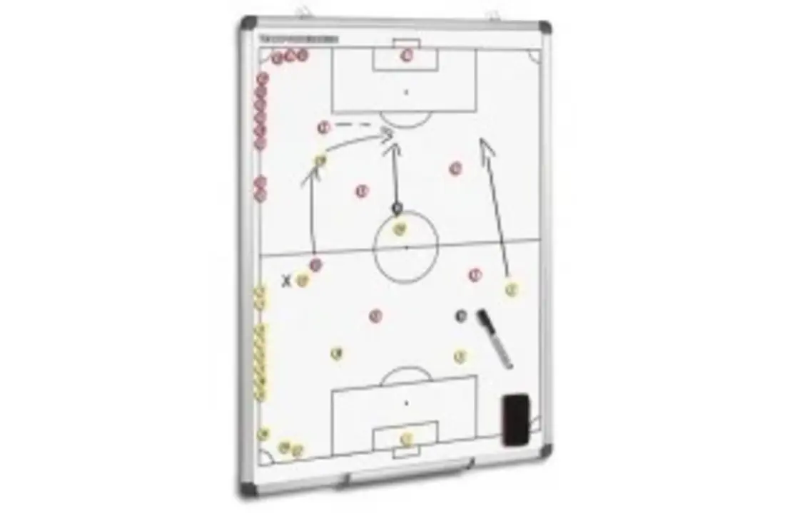 Taktiekbord voetbal 120cm x 90cm met 2 sets genummerde magneten. Draagtas is optie