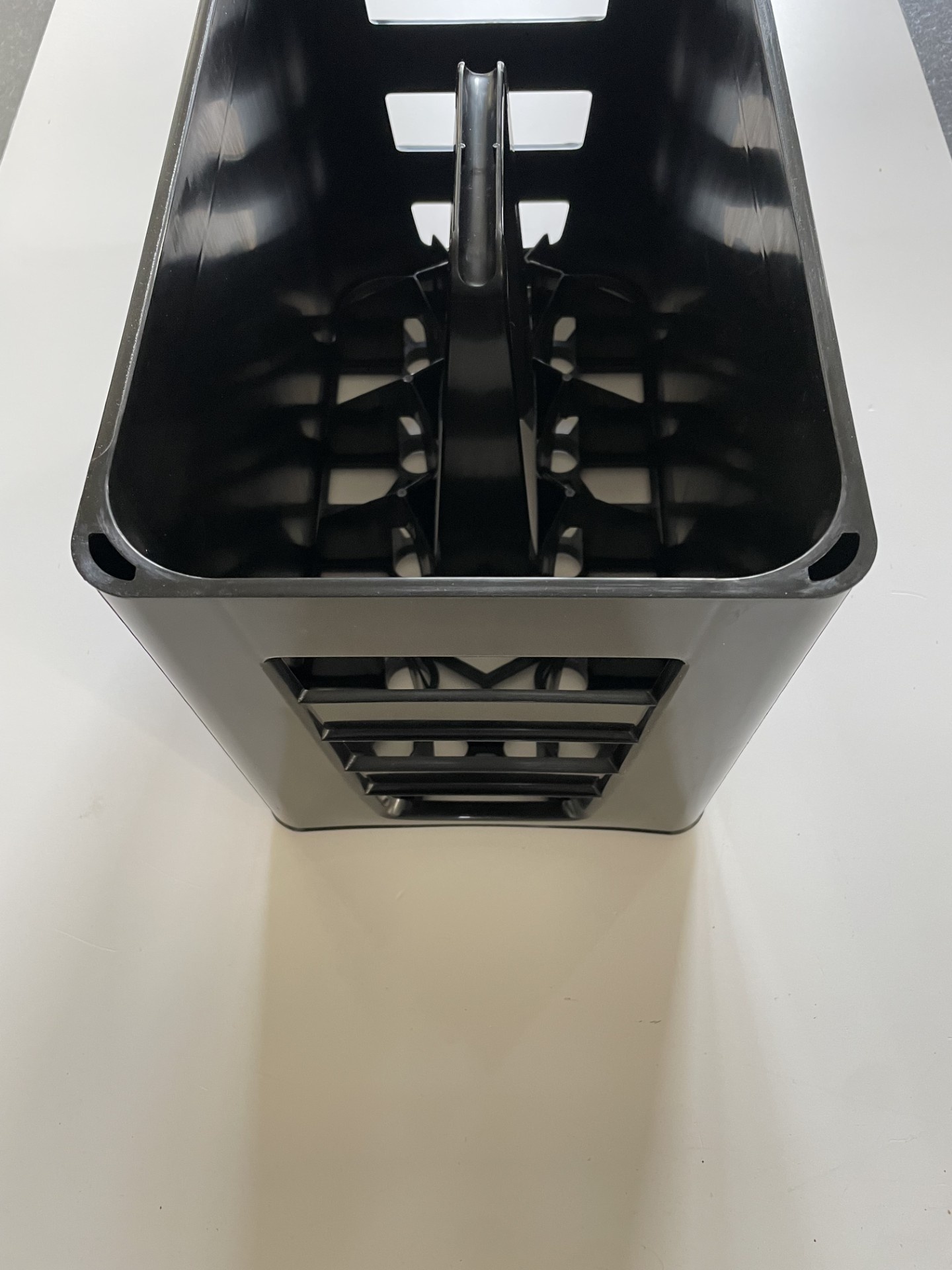 Caisse noire pour 12 bouteilles d'eau