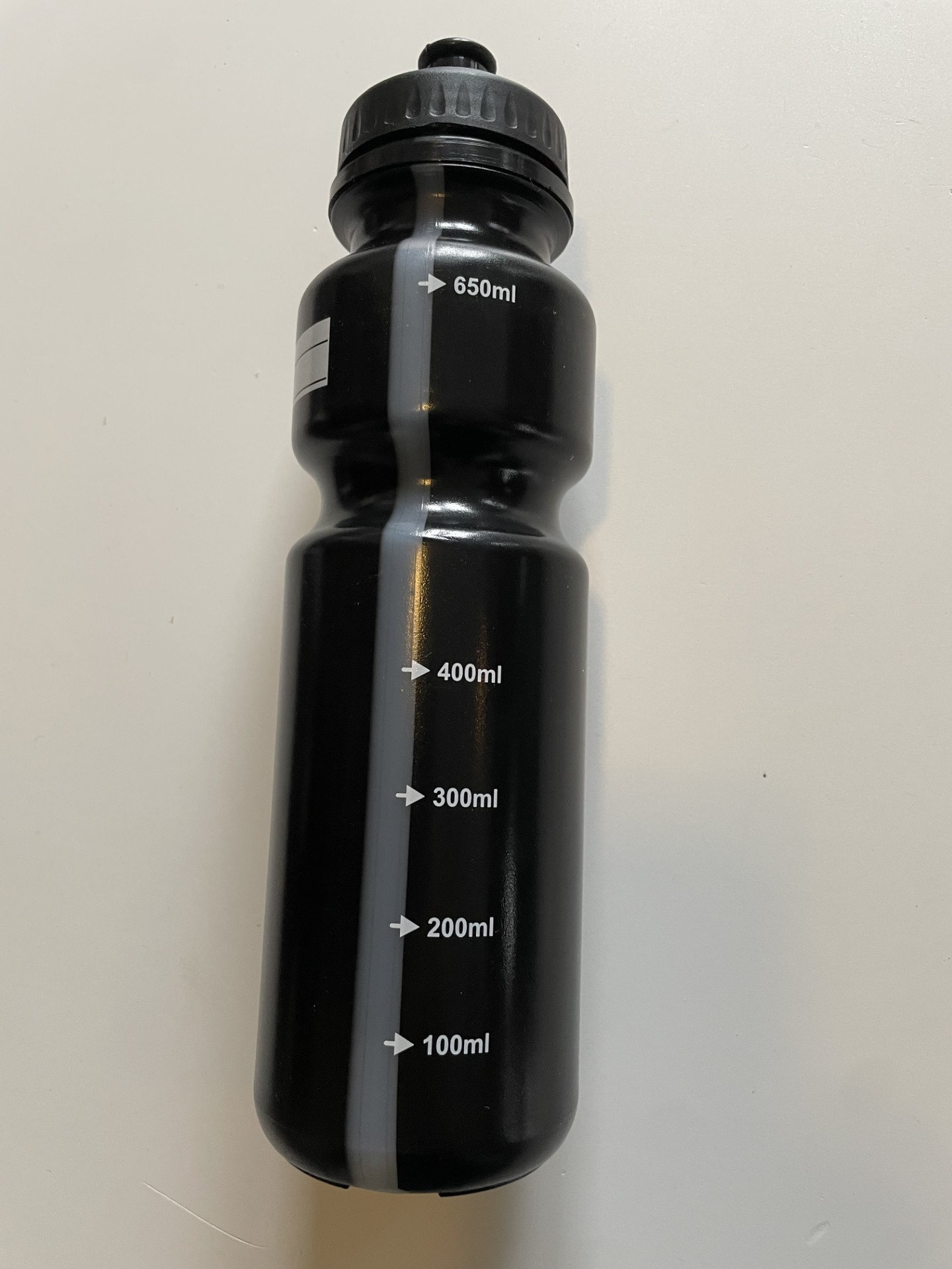 Bouteille noire de 750 ml avec graduation, ligne de visée et étiquette