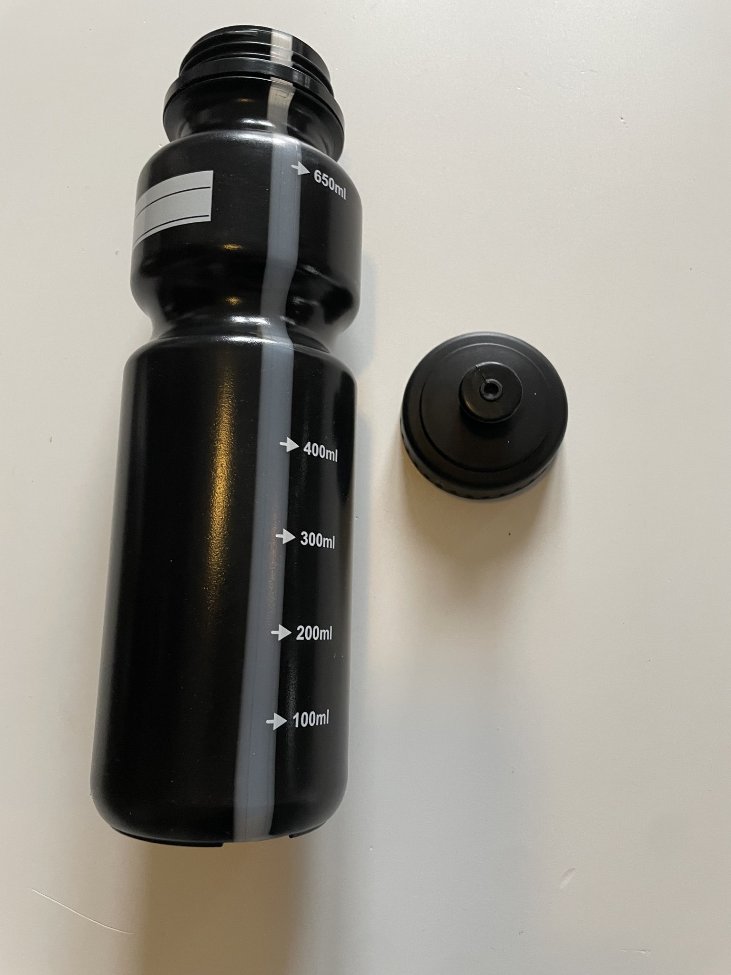 Bouteille noire de 750 ml avec graduation, ligne de visée et étiquette