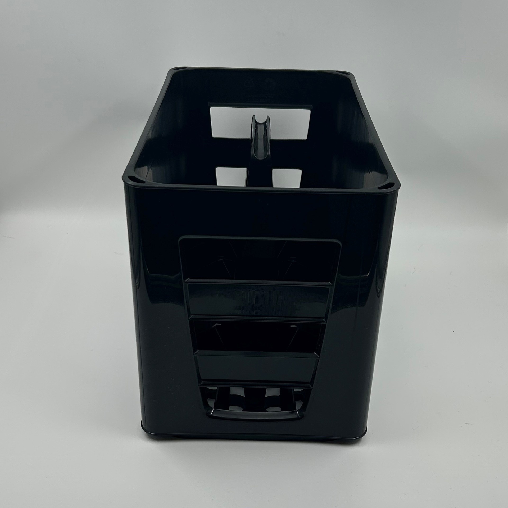 Caisse noire contenant 12 bouteilles d'eau noires