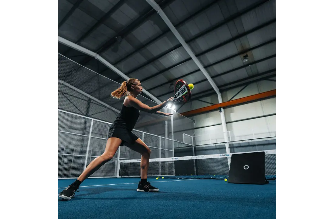 Voon Padel of Tennis Rebounder met reactie licht