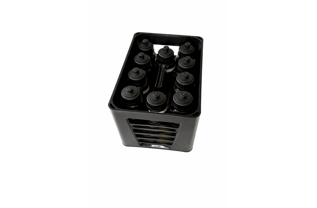Caisse noire contenant 12 bouteilles d'eau noires