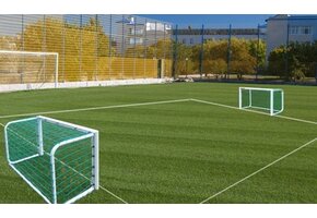 Terrains de football délimitant 150 m