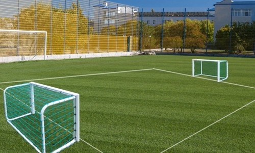Terrains de football délimitant 150 m