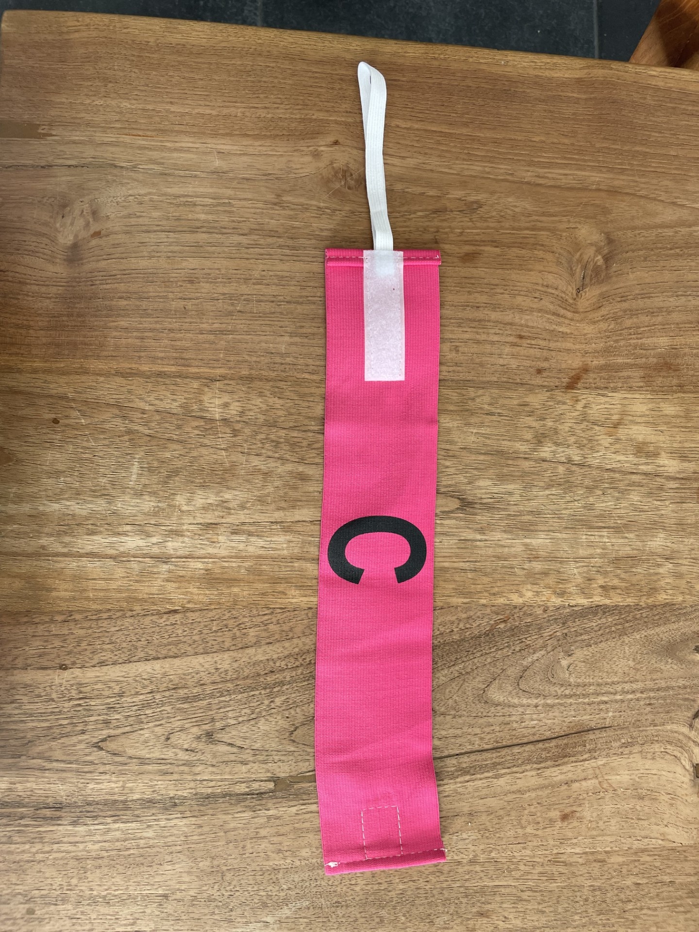 Brassard de capitaine de football féminin rose avec fermeture Velcro