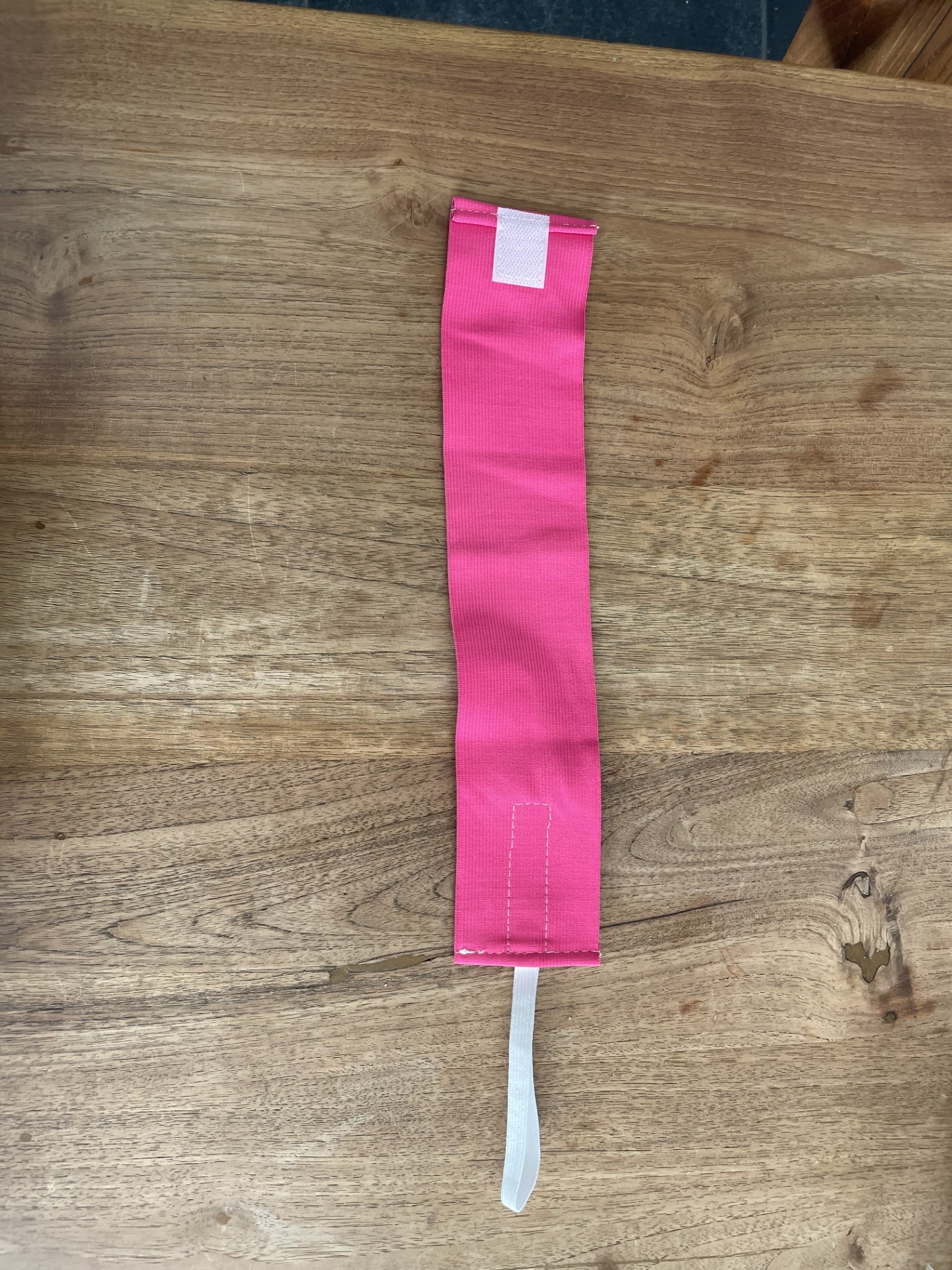 Brassard de capitaine de football féminin rose avec fermeture Velcro