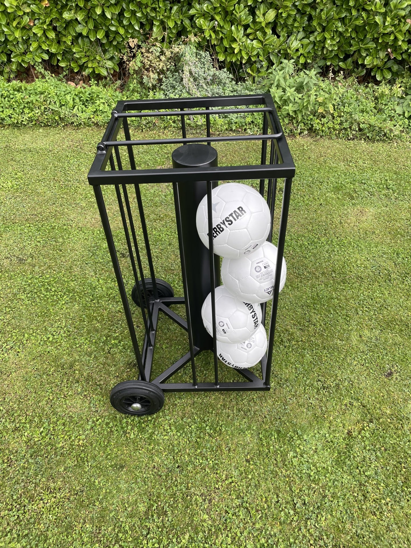 Ballenkar voor 16 voetballen