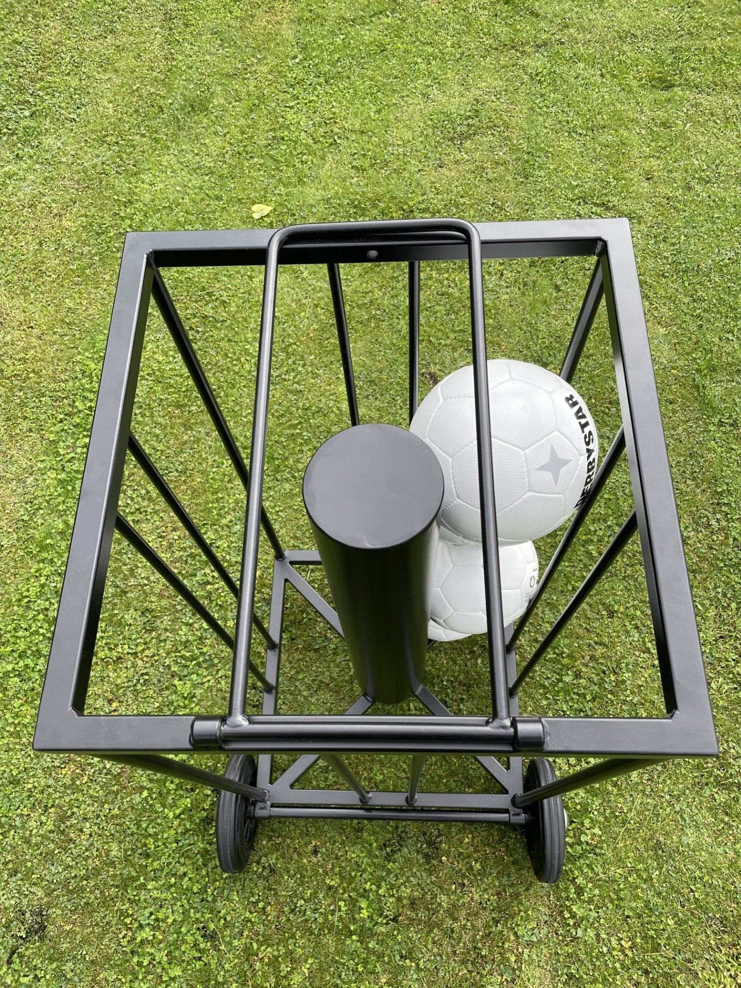 Ballenkar voor 16 voetballen