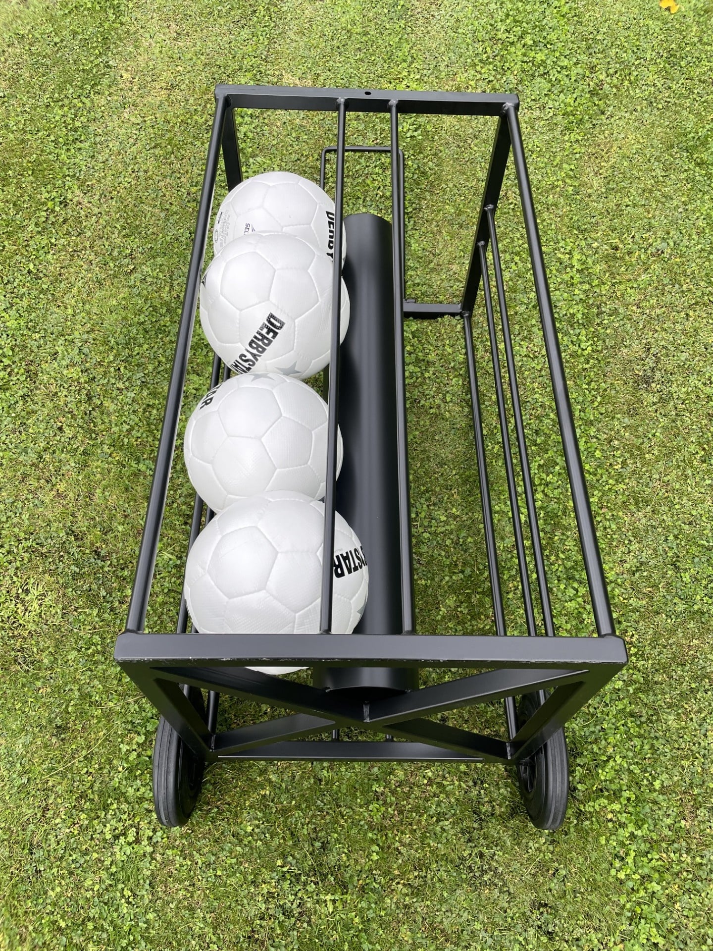 Ballenkar voor 16 voetballen