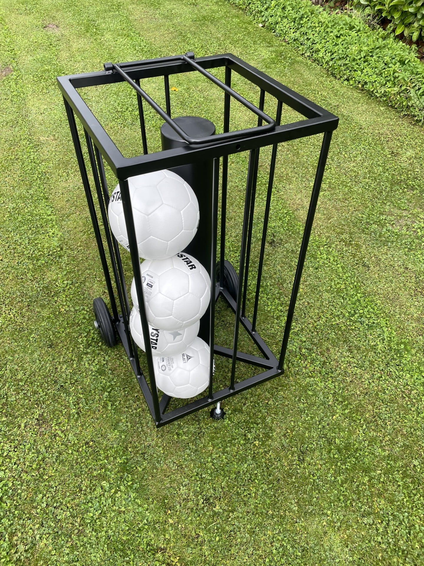 Ballenkar voor 16 voetballen