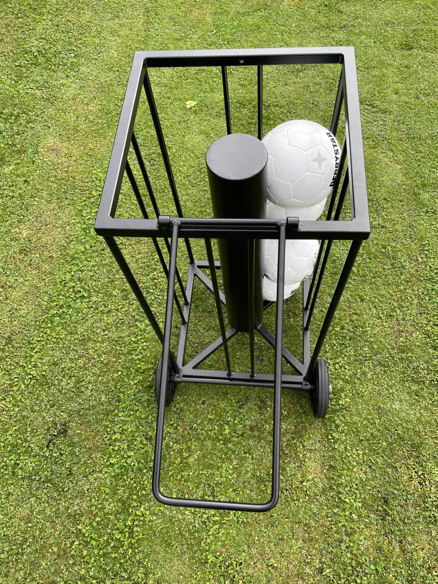 Ballenkar voor 16 voetballen