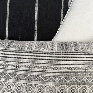 WIT KUSSEN MET ZWARTE STIKSELS