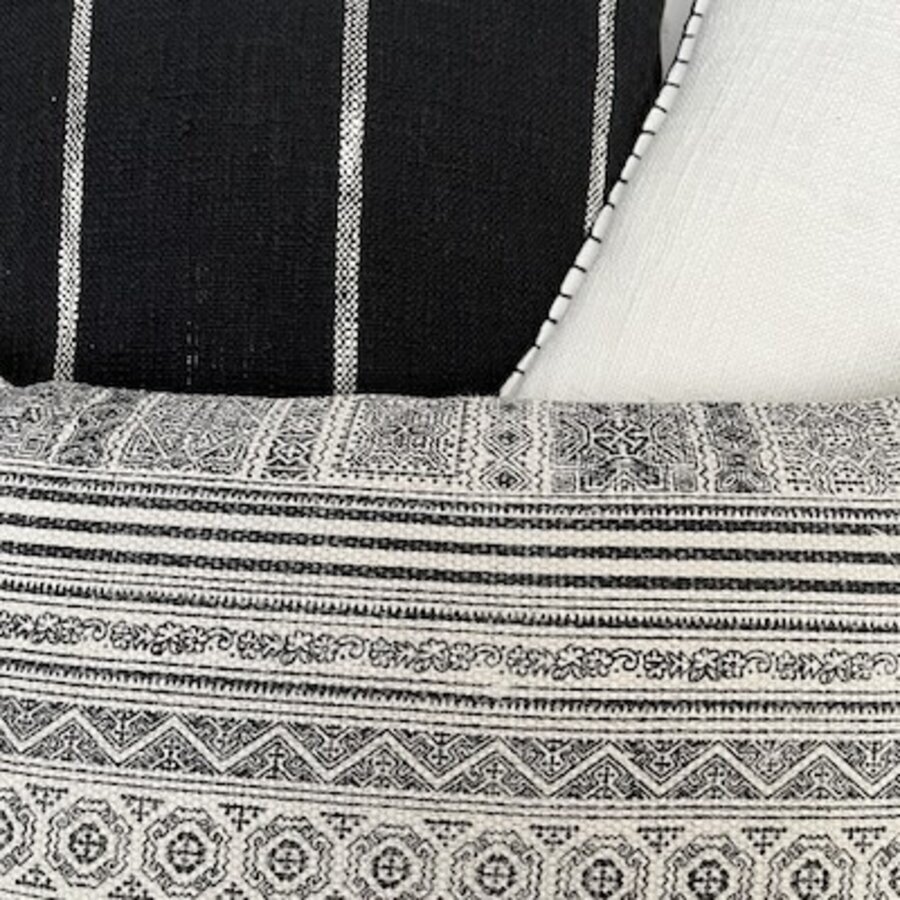 WIT KUSSEN MET ZWARTE STIKSELS