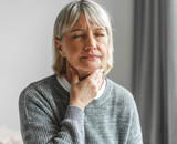 Wat te doen tegen een droge keel? Oorzaken en oplossingen