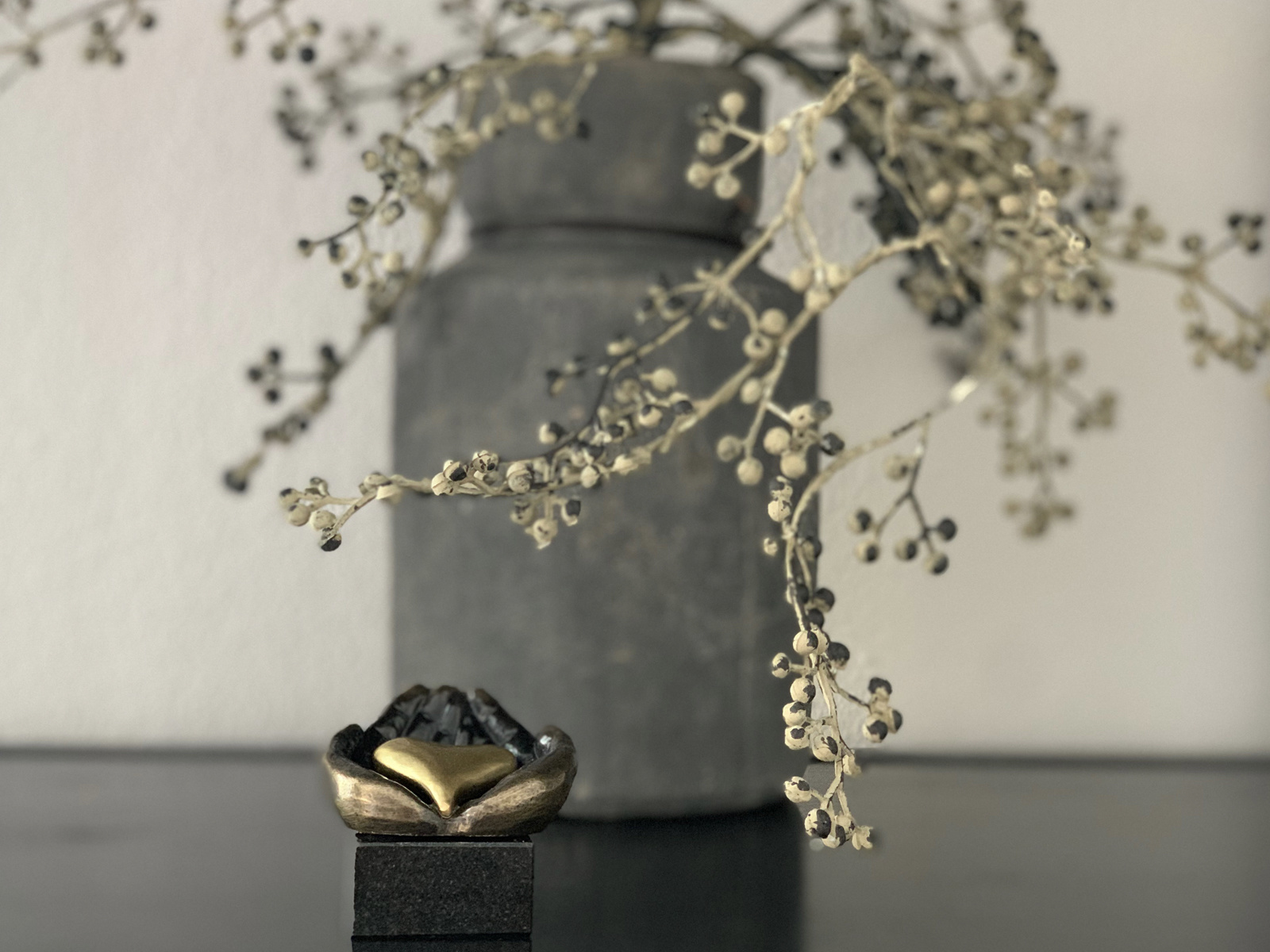  Mini urn asbeeldje hart in hand - brons