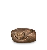 Mini dierenurn slapende hond in mand - keramiek