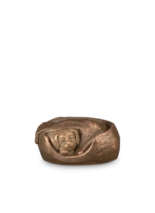 Mini dierenurn slapende hond in mand - keramiek