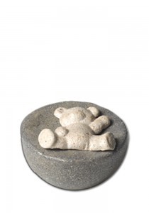  Kinder urn liggende beer op grijze bol - keramiek
