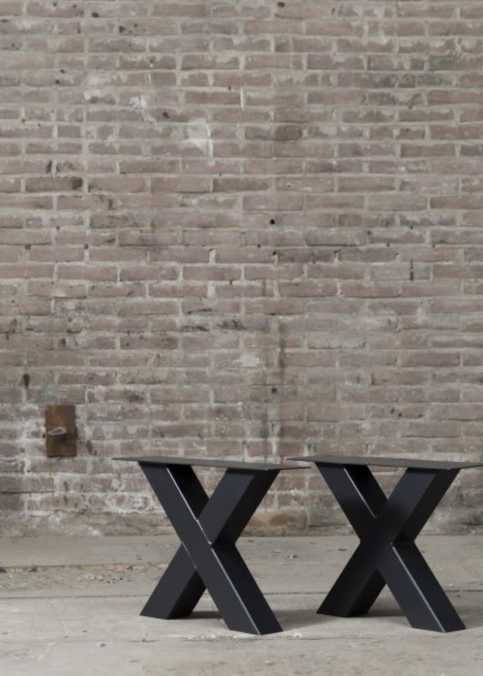 Handgemaakte industriele Salontafel poten model X standaard zwart