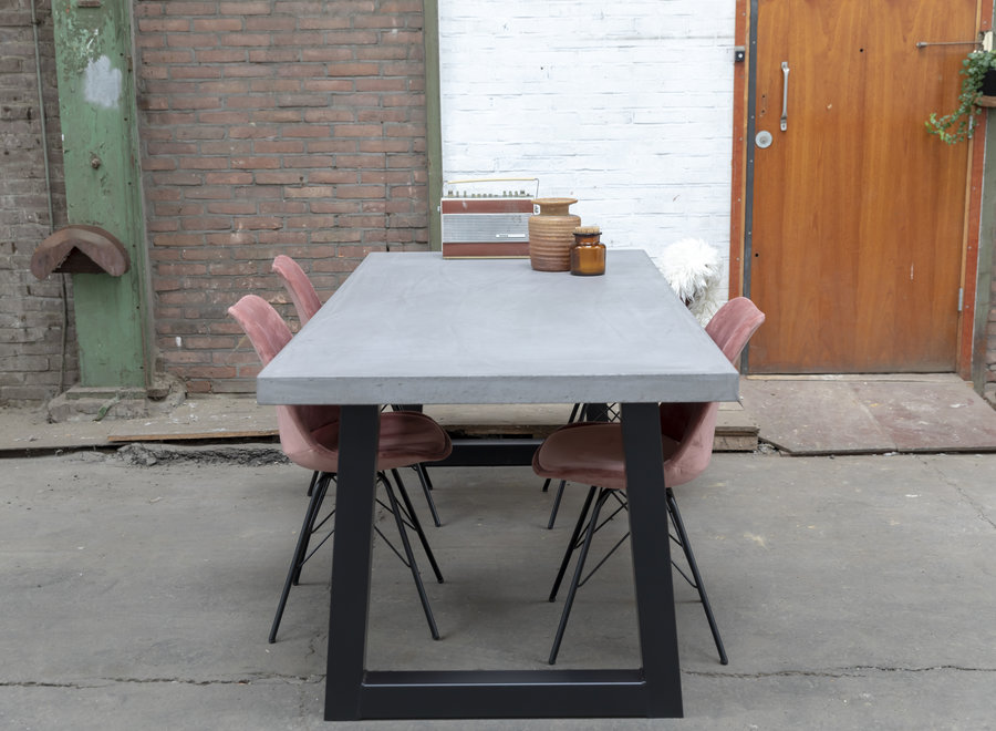 Betonnen tafel met standaard zwarte trapezium poten