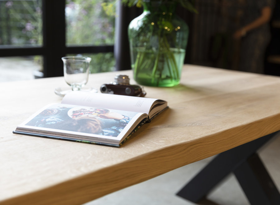 Eiken tafel met stalen kruispoten