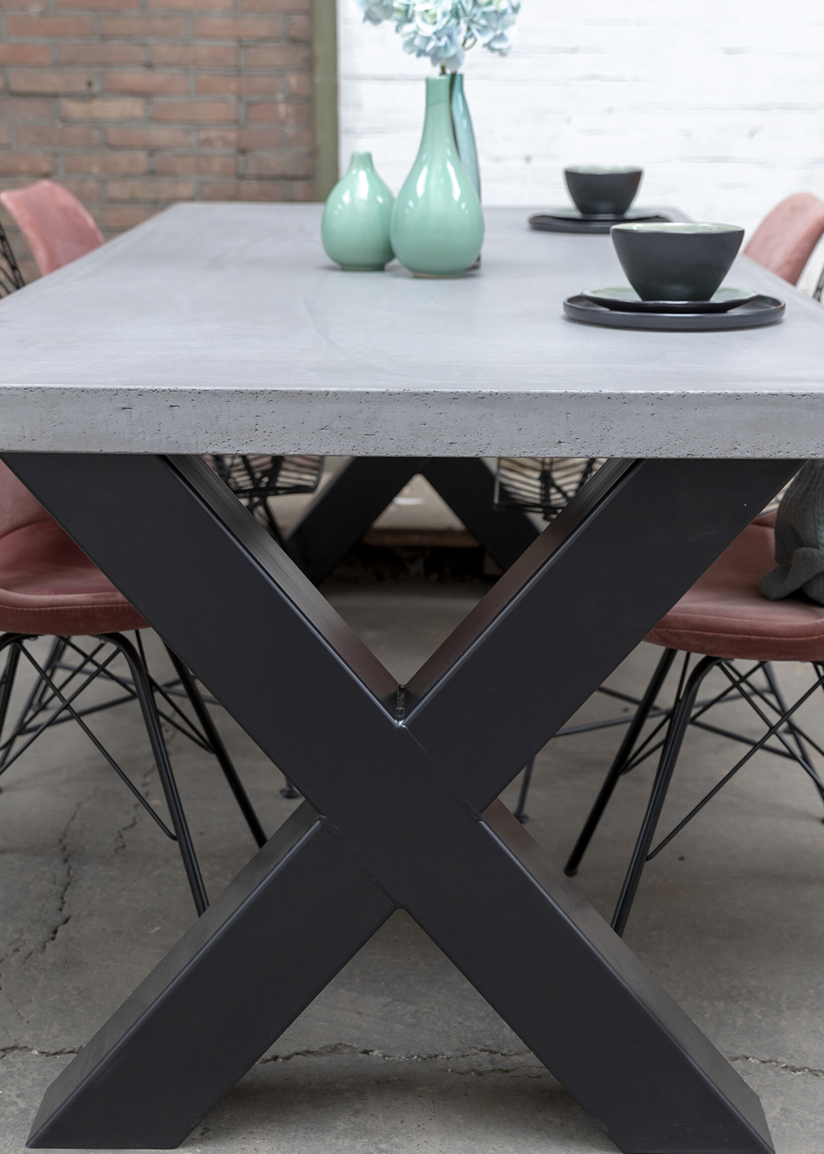 Betonnen tafel met zware stalen kruispoten