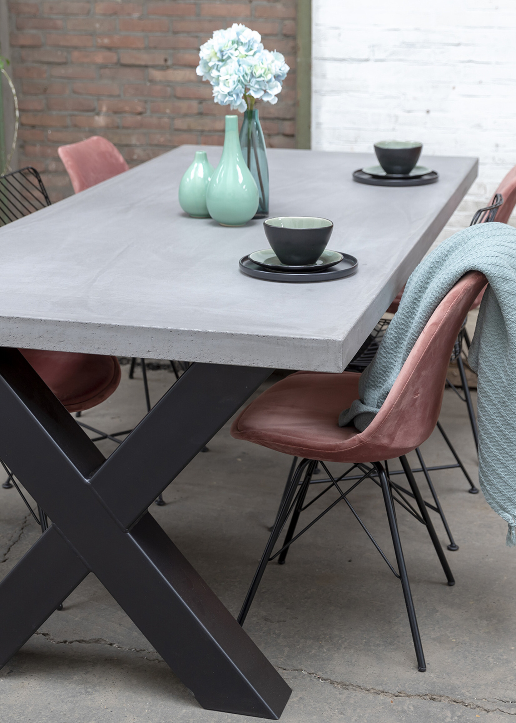Betonnen tafel met zware stalen kruispoten