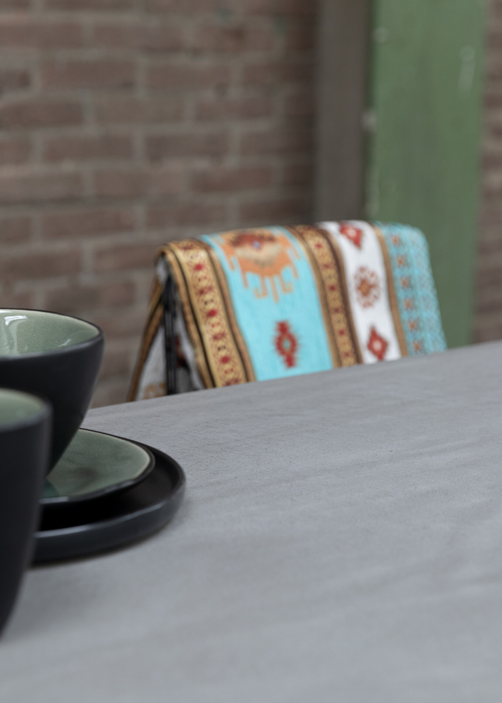 Betonnen tafel met zware stalen kruispoten