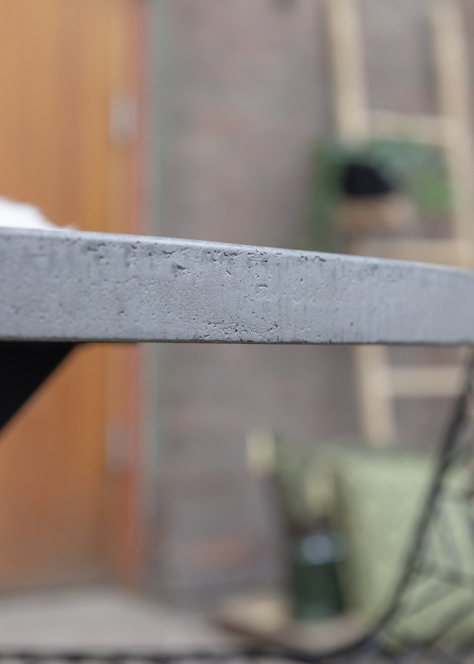 Betonnen tafel met zware stalen kruispoten