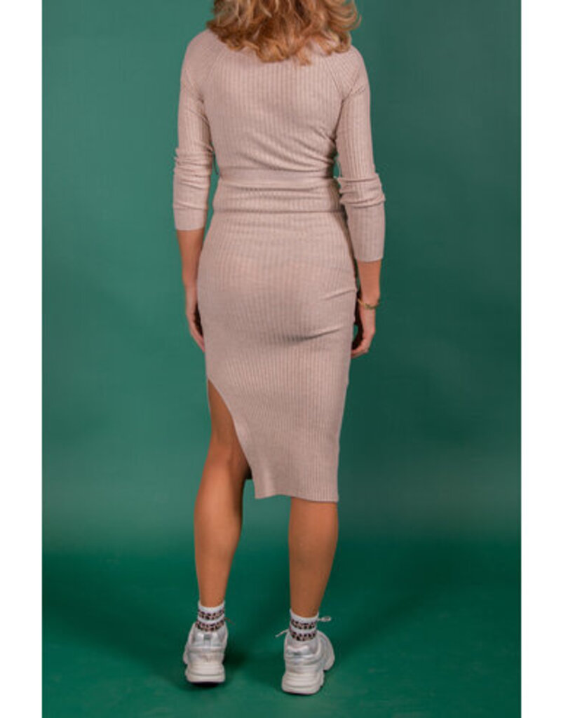 Love2Wait Love2Wait Jurk - knitted met riem -  Sand - C242051 050