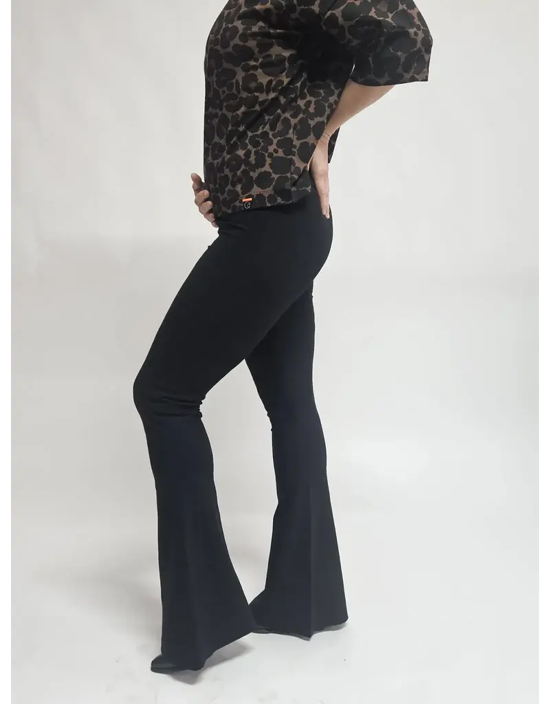 Swan and the People Swan and the People - Tall Flared Pants - Zwart