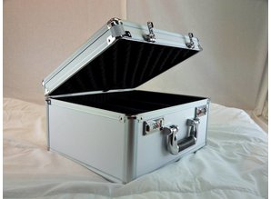 Aluminium koffer nieuw met vakken die verstelbaar zijn.