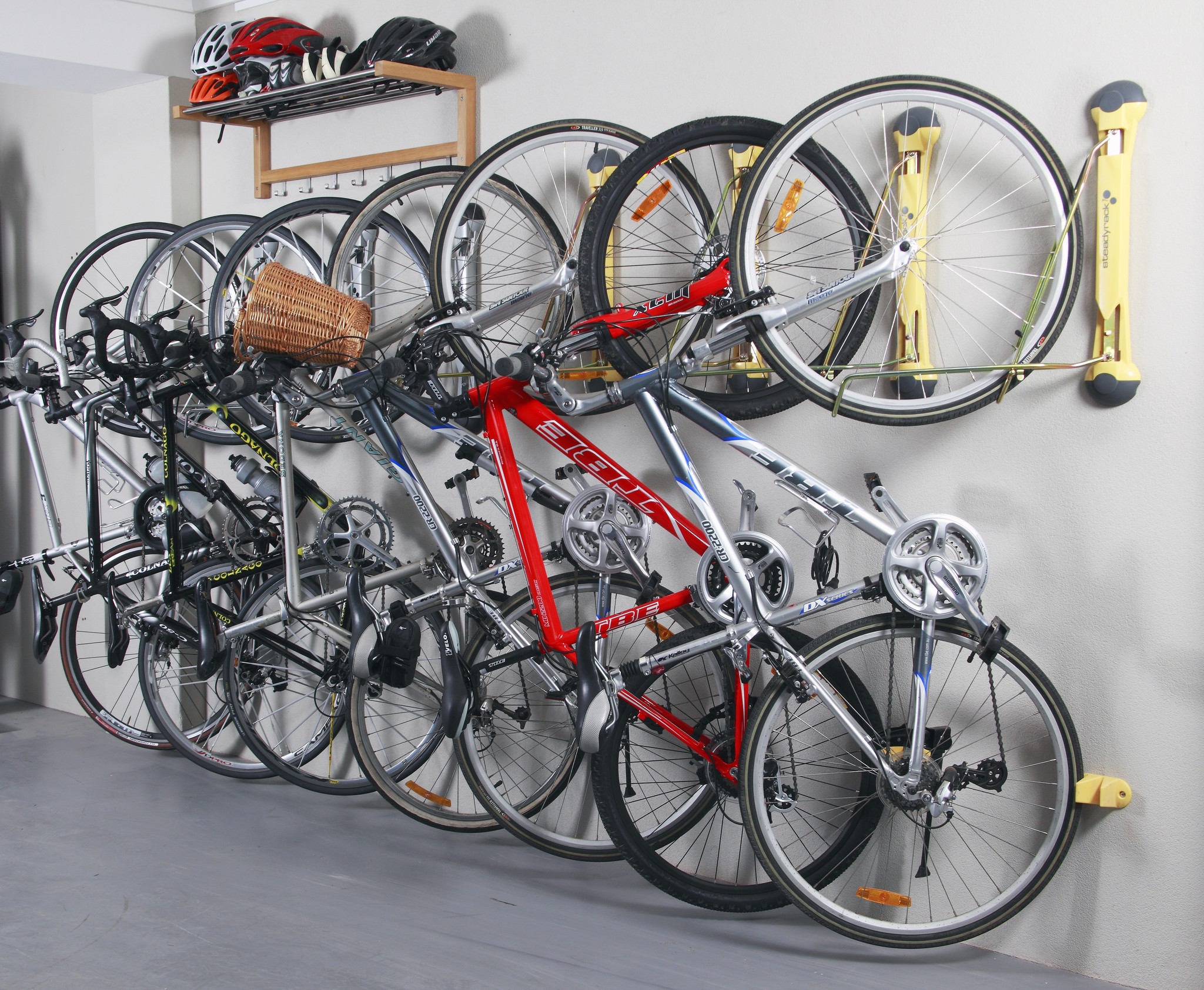На складе велосипедов среди них женских. Стеллаж для велосипедов. Хранение велосипедов. Стеллаж для хранения велосипедов. Компактное хранение велосипедов.