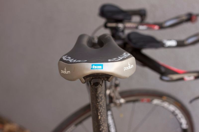 Waarom voelt het ISM zadel hard aan?