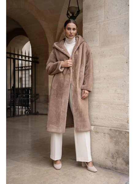 Attentif   Bontjas dames lang met capuchon camel