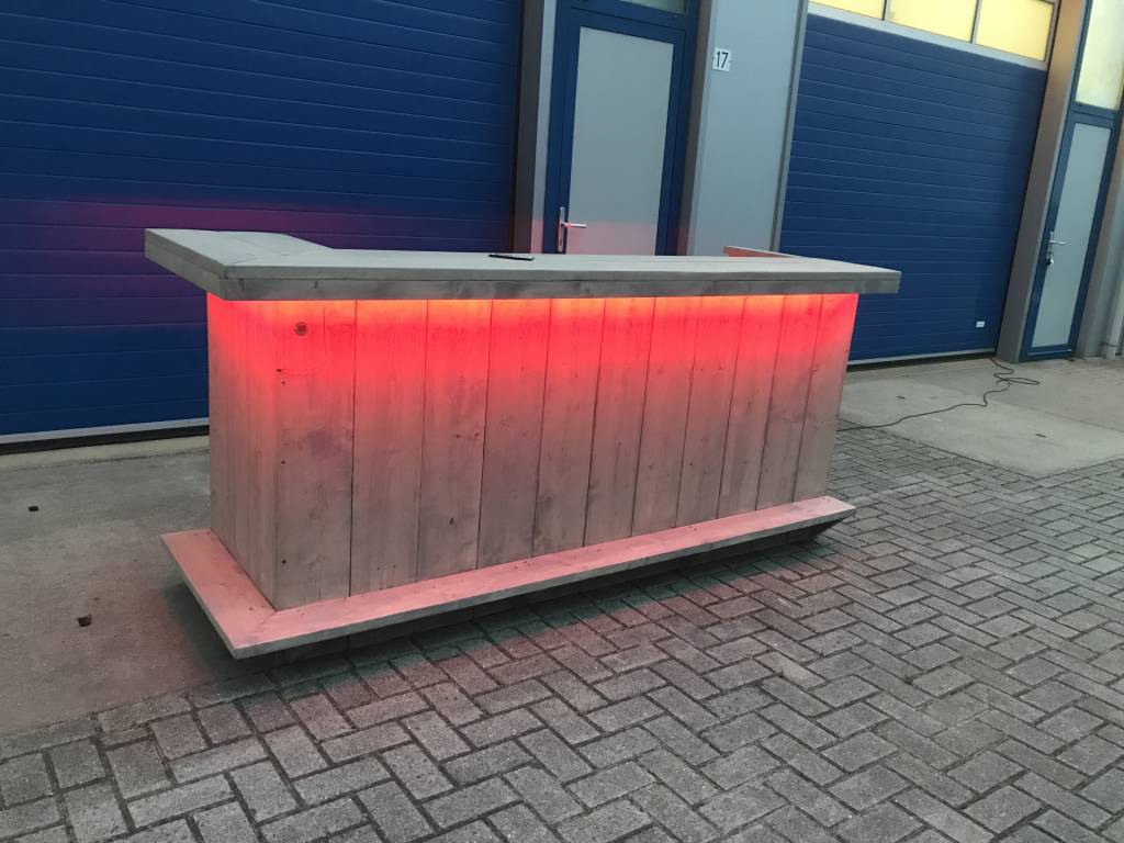Gerben Bar aus Holz mit einem farbenfrohen und wasserdichten LED-Beleuchtungspaket: Modell Gerben LED Spezial.