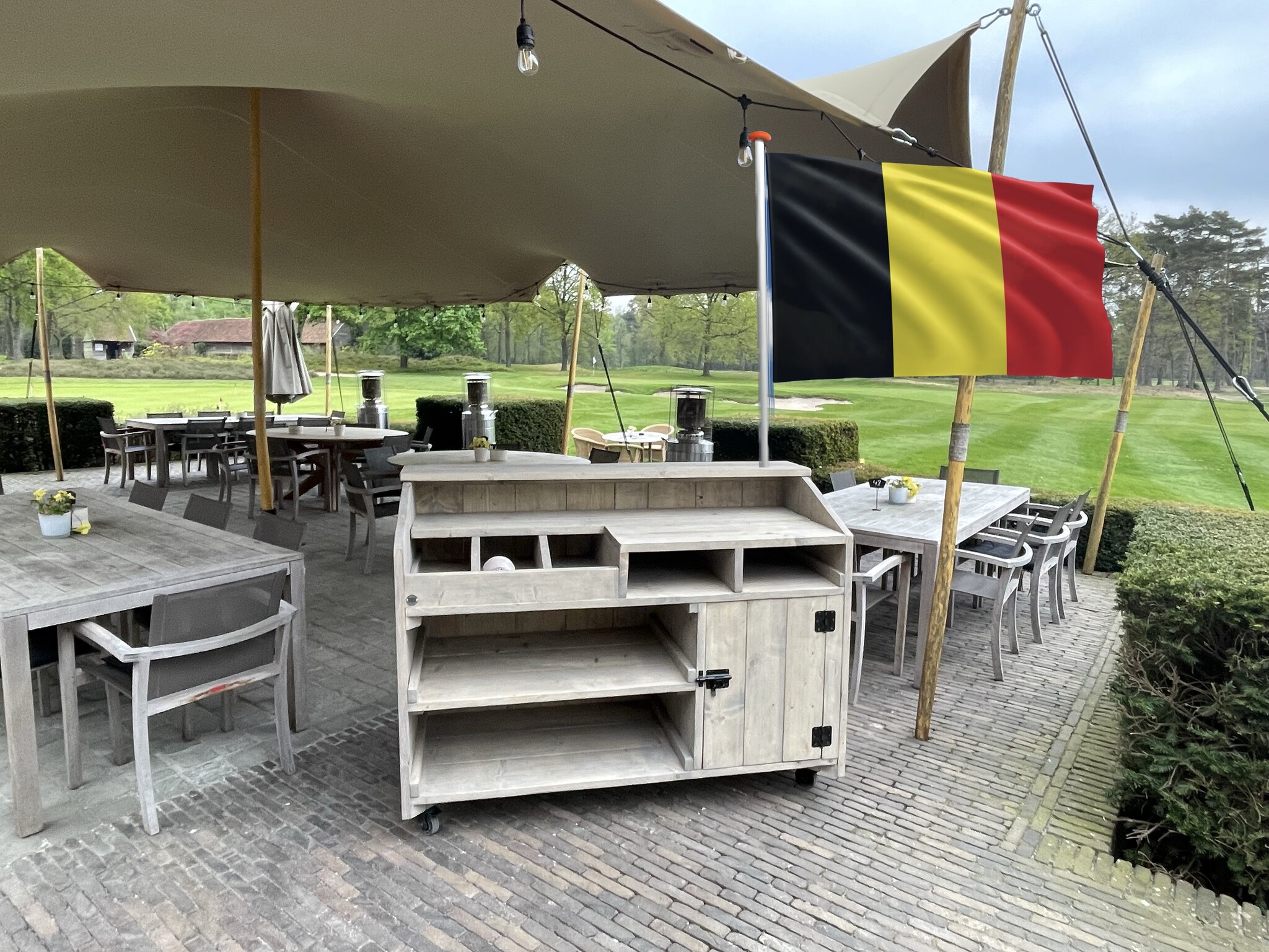 Op maat gemaakte steigerhouten meubels voor de Belgische zakelijke klant