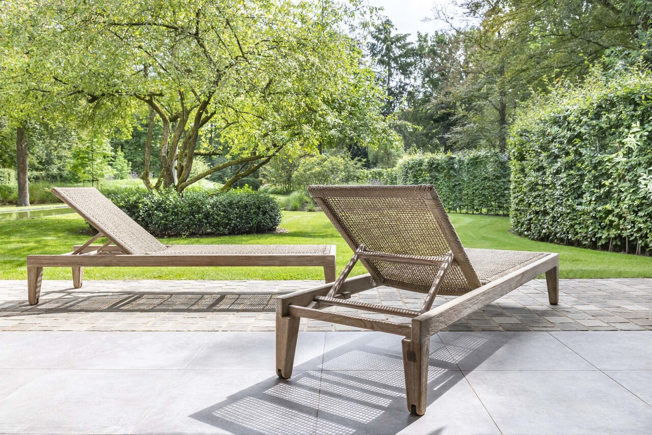 GOMMAIRE Outdoor | Organic Living Sonnenliege Lisa inkl. Rollen | Teak Naturgrau / PE-Geflecht Antikgrün