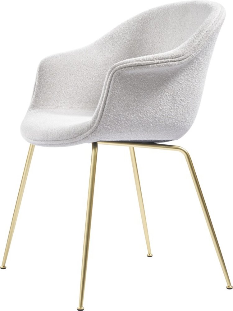 Gubi Silla de comedor de murciélago | Boucle ligero 001 y base de latón semimate Gubi Silla de comedor de murciélago | Boucle ligero 001 y base de latón semimate