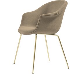 Gubi Fledermaus-Esszimmerstuhl | Helles Bouclé 003 und halbmatte Messingbasis Gubi Fledermaus-Esszimmerstuhl | Helles Bouclé 003 und halbmatte Messingbasis