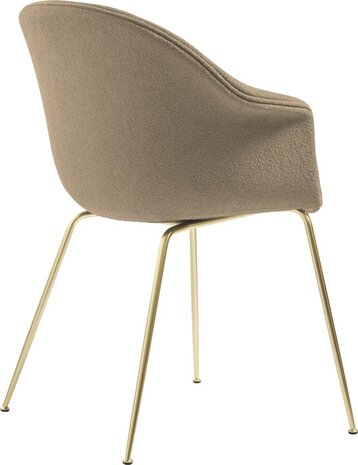 Gubi Fledermaus-Esszimmerstuhl | Helles Bouclé 003 und halbmatte Messingbasis Gubi Fledermaus-Esszimmerstuhl | Helles Bouclé 003 und halbmatte Messingbasis
