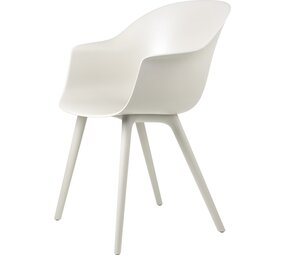 Gubi Chaise de salle à manger chauve-souris pour l'extérieur | Blanc albâtre Gubi Chaise de salle à manger chauve-souris pour l'extérieur | Blanc albâtre