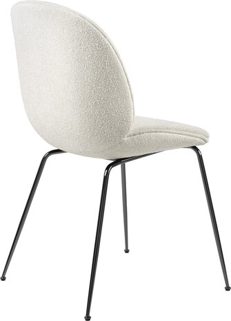 Gubi Beetle spisestuestol | Light Bouclé 001 & Black Chrome Base Gubi Beetle spisestuestol | Light Bouclé 001 & Black Chrome Base