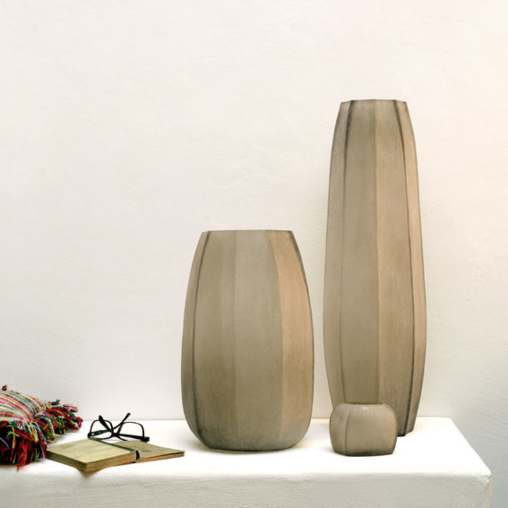 Vase Koonam XL | smoke grey - NU PUUR & GROEN B.V. Vase Koonam XL | smoke grey - NU PUUR & GROEN B.V.